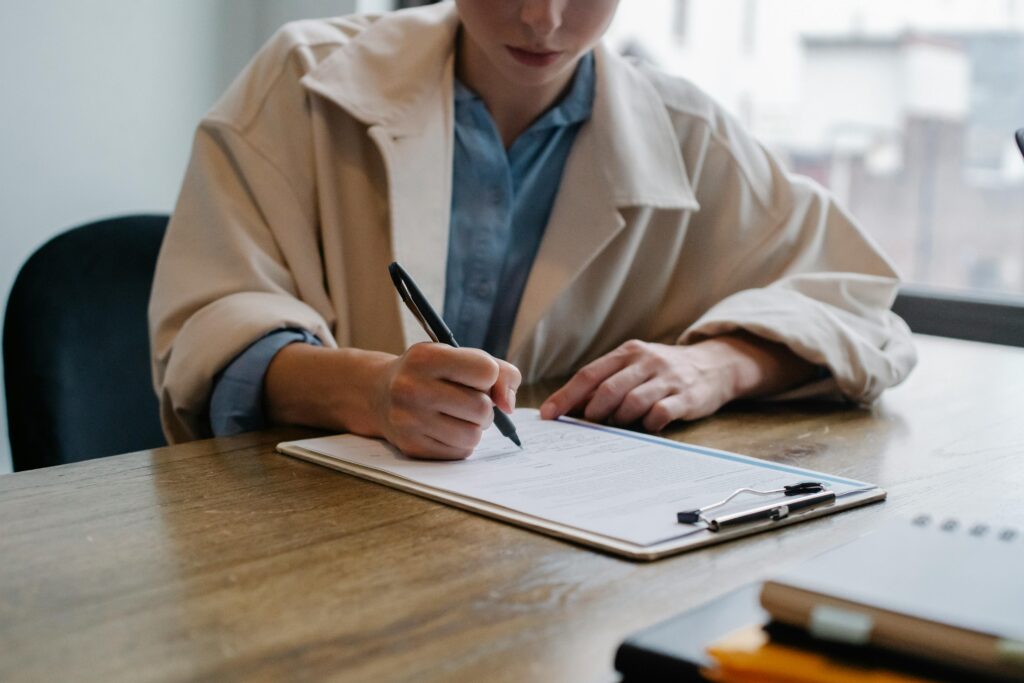 woman filling out a volunteer application